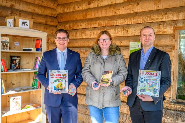 Im „Lesestall“ kann man nun neben Büchern in einem eigenen Kasten auch bemalte Steine der Social Media-Gruppe “Stoaroas” tauschen.