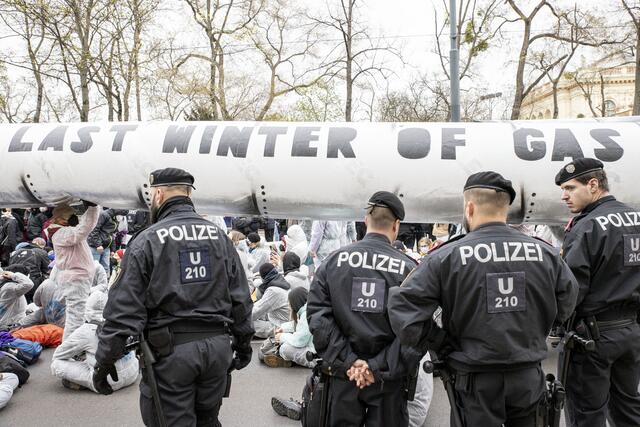 Ein Bild von den Begleiterscheinungen der europäischen Gaskonferenz 2023. Zahlreiche Proteste wurden auch für die heurige Tagung erwartet. Doch diese ist jetzt abgesagt. | Foto: TOBIAS STEINMAURER / APA / picturedesk.com