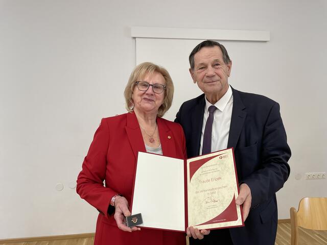 Traude Eripek erhält von Hannes Bauer ihr Goldenes Verbandsehrenzeichen. | Foto: Nina Taurok
