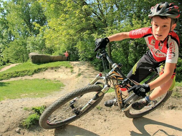 Auf der BMX-Bahn am Robinson-Spielplatz können Mountainbike-Fans über Stock und Stein flitzen. | Foto: URC Bikerei Korneuburg