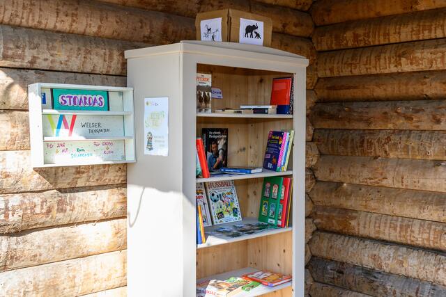 Im „Lesestall“ kann man nun neben Büchern in einem eigenen Kasten auch bemalte Steine der Social Media-Gruppe “Stoaroas” tauschen.