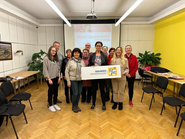 Bild: vierte v.l.: RGK Andrea Chromecek, Teilnehmerinnen und Teilnehmer, Mitte: Mag. Natalia Ölsböck | Foto: Privat Andrea Chromecek