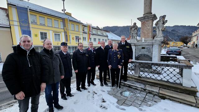 Vizebürgermeister a. D. Werner Geiger mit Vertretern der Gemeindepolitik und des Feuerwehrwesens beim Anbringen der neuen Erinnerungstafel an der Mariensäule am Leonharder Hauptplatz. | Foto: Thomas Probst