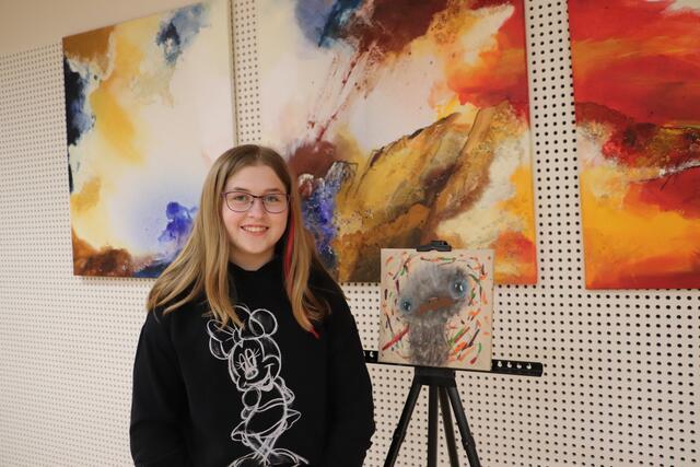 Kira Mehriner (15) malt in Mischtechnik. Ihr Bild zeigte einen Emu mit Augen, denen sich der Betrachter nicht entziehen kann, Öl und Acryl auf Leinen.  | Foto: Edith Ertl