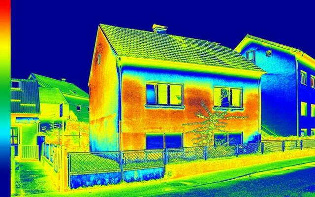 Manchmal geht am Haus ungewollt Heizwärme verloren. Mit einer Gebäude-Thermografie kann man Wärmelecks günstig ermitteln lassen. | Foto: shutterstock