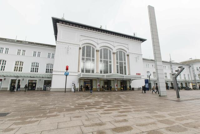 Am Freitag, den 15. März, demonstrieren Klimabewegung gemeinsam mit Buslenkerinnen und Buslenkern am Salzburger Hauptbahnhof gemeinsam für bessere Arbeitsbedingungen im öffentlichen Verkehr.  | Foto: Neumayr