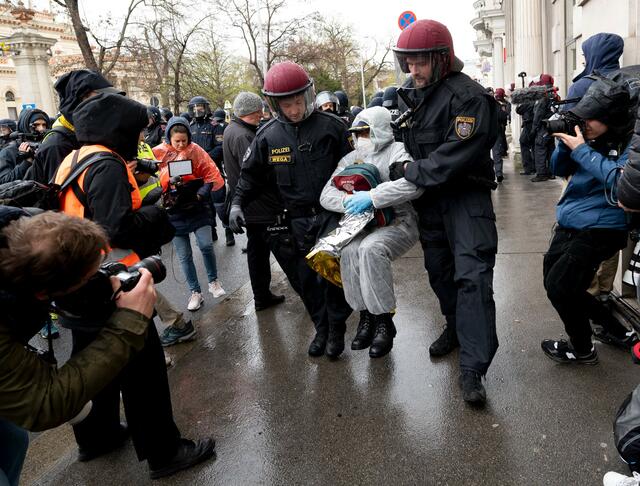 Die Proteste rund um die Gaskonferenz 2023 zogen zahlreiche Maßnahmen und Einsätze der Polizeieinheiten mit sich. | Foto: TOBIAS STEINMAURER / APA / picturedesk.com