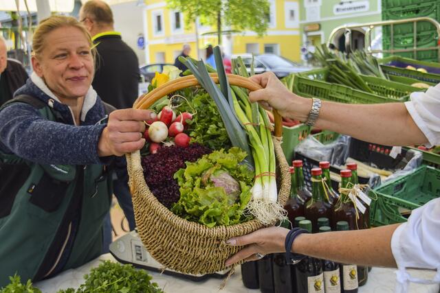 Auf den südoststeirischen Bauernmärkten kann man in aller Ruhe flanieren, gustieren und auch verkosten. Die Nachfrage nach bäuerlichen Produkten ist groß. | Foto: Stadtgemeinde Feldbach / Florian Puchas