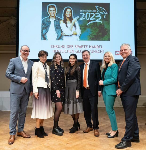 V. l.: Friedrich Dallamaßl; WKOÖ-Direktor-Stellvertreter, Michaela Keplinger-Mitterlehner; Spartenobfrau für Bank und Versicherung, zwei ausgezeichnete Jungkaufleute, Ernst Wiesinger; Spartenobmann für Handel, Landtagsabgeordnete Gertraud Scheiblberger und Leo Jindrak; WKOÖ-Vizepräsident. | Foto: cityfoto/Pelzl