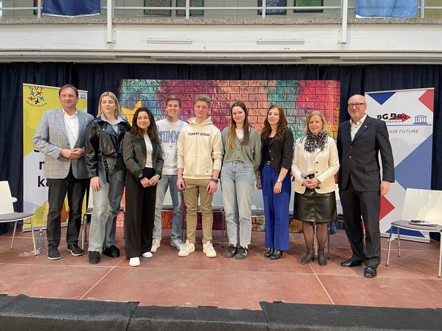 EU-Jugenddialog im BG/BRG Judenburg. Benedikt Weingartner, Franciska Lucic, Tanja Rieger, Maximilian Katschnig, Jonas Sturmer, Maximiliane Setznagel, Anna Maria Rath, Ursula Schriefl, Wolfgang Bogensberger (von links). | Foto: Pfister