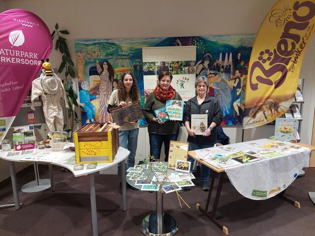 Katharina Föger, Astrid Schwarz und Gabriela Orosel klären über die Biene auf. | Foto: Stadtbibliothek Purkersdorf