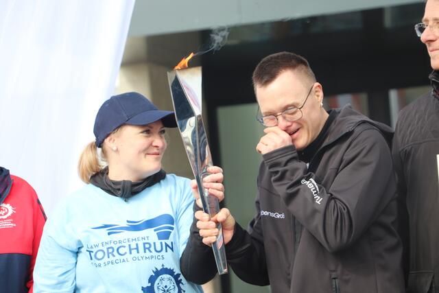 Da war die Rührung stärker: Bernhard Lamprecht sagte vor Hunderten Zuschauern "ich bin stolz, das olympische Feuer tragen zu dürfen".  | Foto: Edith Ertl