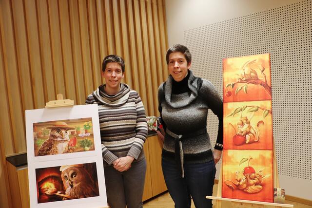 Susanne (li) und Elisabeth Kiss arbeiten als Grafikerinnen. Die Zwillingsschwestern leiten auch ihr Hobby vom Beruf ab. Sie bringen Digitalkunst und zeigten Eulen und einen Greif von der humorvollen Seite.  | Foto: Edith Ertl