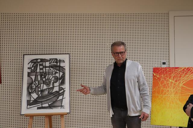 Das Bild von Gerhard Gangl erinnert an Picasso, gezeichnet mit schwarzer Kreide und Haarpinsel | Foto: Edith Ertl
