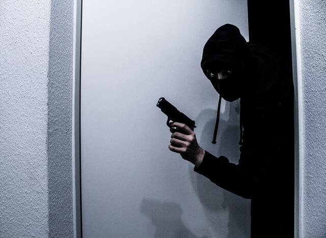 Die Unbekannten, von denen zwei bewaffnet gewesen sein sollen, gelangten ortskundig über die nicht zu versperrende Eingangstür in das Innere der Wohnung in Neumarkt und trafen im Wohnzimmer auf den 19-Jährigen Bewohner. (Symbolbild) | Foto: pixabay.com