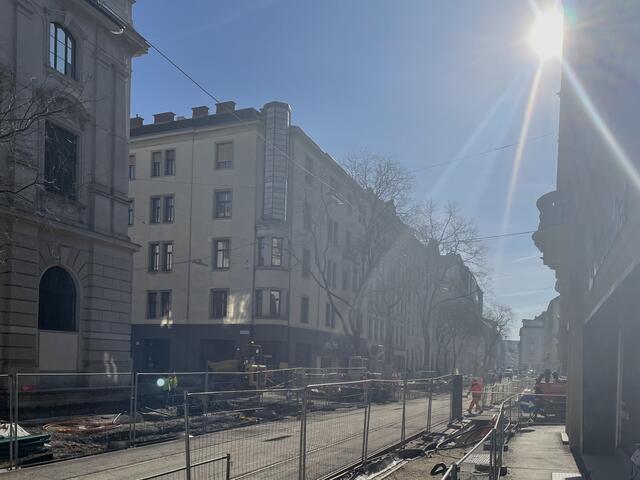 Zum Sommerbeginn sollen die Wege in der Neutorgasse geöffnet werden. Straßenbahnen werden hier bis Ende 2025 noch nicht kreuzen. | Foto: MeinBezirk.at