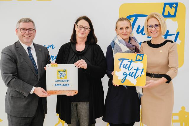 Kindergartenküche ausgezeichnet: Landesrat Ludwig Schleritzko, Kindergartenleiterin Barbara Ostermayer, Kindergarten-Köchin Eva Rasl, "Tut gut!" - Geschäftsführerin Alexandra Pernsteiner-Kappl. | Foto: MS-Fototeam | Martin Mathes