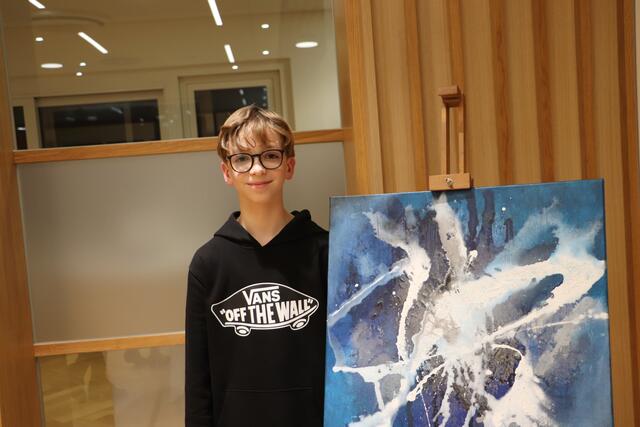 Maximilian Gangl (12) mit seinem Bild "Nachtgespenst", Acryl auf Leinen. | Foto: Edith Ertl