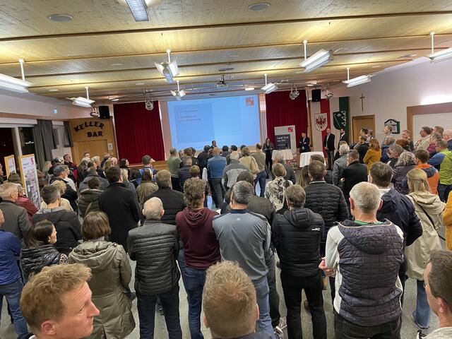 An der Vorstellung der Tunnelsanierung in der Gemeinde Strass gab es großes Interesse.  | Foto: Haun