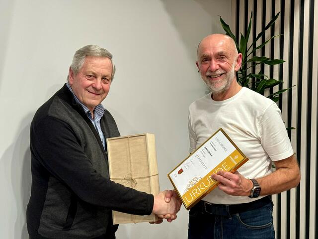 Jubilar Johann Weber mit Bürgermeister Josef Schaden | Foto: Marktgemeinde Schweiggers