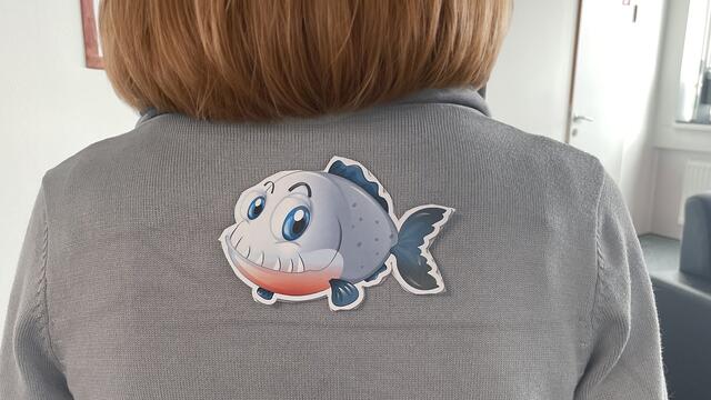 In Frankreich ist es üblich, Papierfische heimlich auf den Rücken von Personen zu kleben und diese dann „Poisson d’Avril“ (Aprilfisch) zu nennen. | Foto: RegionalMedien Salzburg
