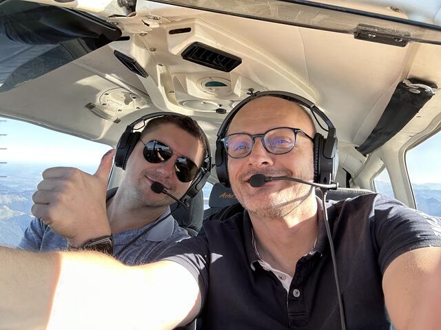 Gustav Engljähringer (r.) mit einem Pilotenkollegen auf dem Flug nach Nizza auf eine Pizza. | Foto: Engljähringer