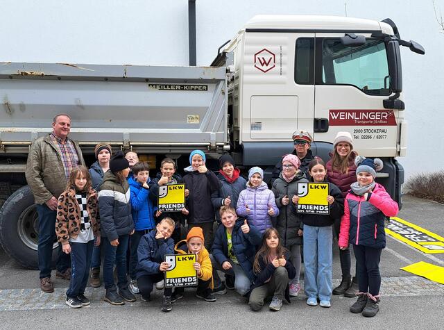 Unternehmer Karl Weinlinger, Inspektorin Brigitte Bild und Lehrerin Nathalie Steiner mit Kindern der 4a. | Foto: Elke Winkler