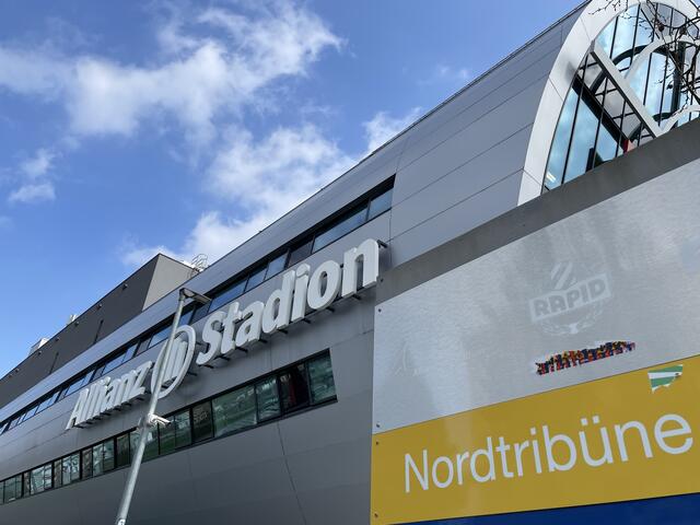 Ein X-Nutzer teilte ein Foto von einem Plakat, einer Art Fahndungsliste, auf dem die Gesichter der Mitglieder des Senat 1 der österreichischen Bundesliga abgebildet worden sind. | Foto: Antonio Šećerović/RMW