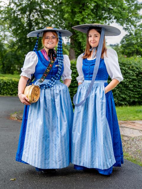 Die Farbe Blau zeugt von Wohlstand, hier bei der Festtags-Tracht der Marketenderinnen der MMK Stainz mit dem breitkrempigen "Sulmtaler Hut". | Foto: Petru Rimovetz