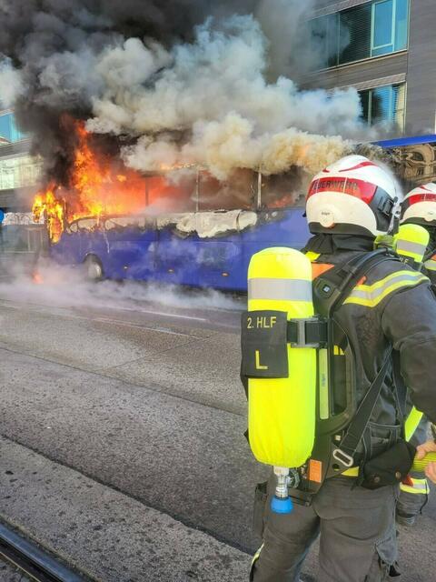Unter Atemschutz musste die Berufsfeuerwehr Wien einen Bus in Vollbrand löschen. | Foto: Stadt Wien-Feuerwehr