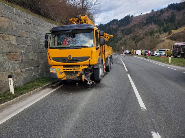 Der 57-jährige Lenker des Lkw's blieb bei dem Unfall unverletzt. | Foto: Freiwillige Feuerwehr Taxenbach