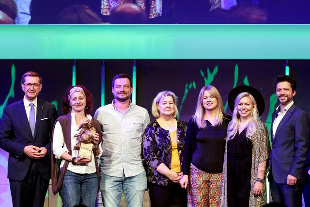 Wirtschaftslandesrat Markus Achleitner, Petra Wimmer (Obfrau Verein KSB), Sebastian Thon (Werkstättenleiter der Lebenshilfe), Manuela Koch (Kassier Verein KSB); Eva De Michele (Obfrau Stv. Verein KSB, Geschäftsführerin De Michele), Kati Petrovic (Obfrau Stv. Verein KSB, Geschäftsführerin REHGAL), Lorenz Cuturi (geschäftsführender Gesellschafter Wimmer Medien). | Foto: OÖN/Volker Weihbold