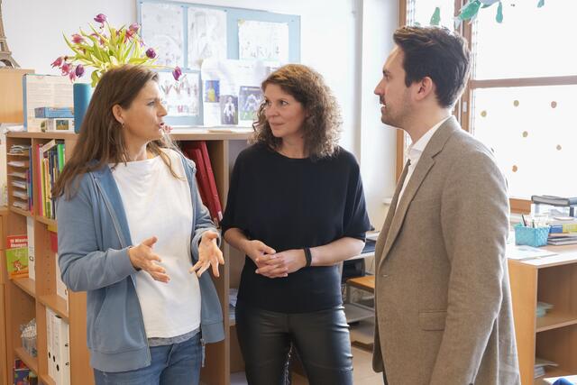 Pädagogin Alexandra Habison (l.) verrät Bildungsstadtrat Christoph Wiederkehr (Neos) und Chefredakteurin Nikki Gretz-Blanckenstein, wie "MeinSchulBezirk" im Unterricht zum Einsatz kommt. | Foto: Maximilian Spitzauer/RMW