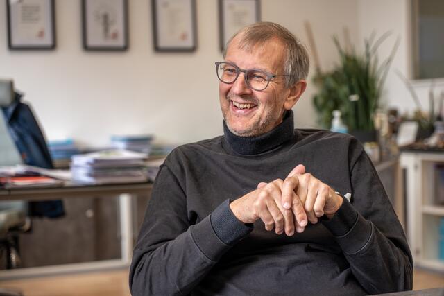 XXXLutz-Unternehmenssprecher Thomas Saliger: "Wir sind entgegen dem Markt gut unterwegs." | Foto: BRS/Siegl