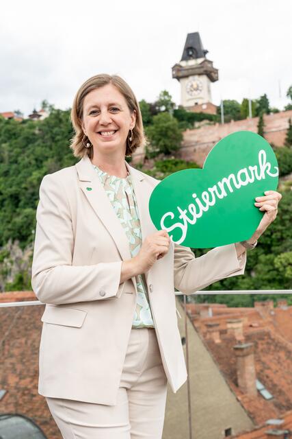 Tourismuslandesrätin Barbara Eibinger-Miedl unterstützt steirische Hotellerie- und Gastronomiebetriebe bei der Optimierung des digitalen Auftritts. | Foto: STG/Streibl