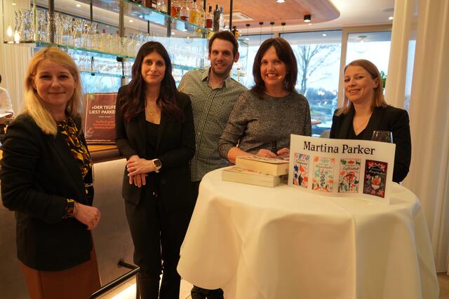 Bettina Schuh von Buchhandlung Knotzer, Stefan Zwickl mit Freundin Julia, Autorin und Preisträgerin Martina Parker und Verena Rendl, Direktorin bei VILA VITA Pannonia | Foto: Andrea Glatzer