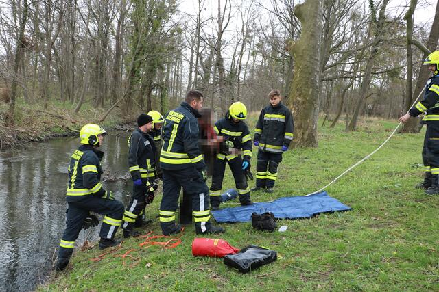 Die Frau musste durchnässt und unterkühlt aus dem Kanal befreit werden. | Foto: Presseteam Freiwillige Feuerwehr Laxenburg