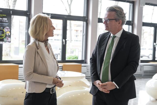 Christopher Drexler im Austausch mit Direktorin Roswitha Krenn. | Foto: Land Steiermark/Binder
