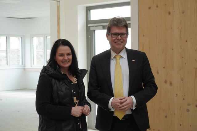 Volksschul-Leiterin Marlen Varga mit Minister Polaschek | Foto: Michael Strini