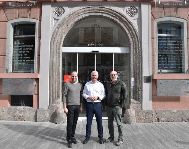 V.li.: Alexander Schmid, BH Michael Kirchmair und Anton Hiltpolt.  | Foto: Land Tirol/Hörmann