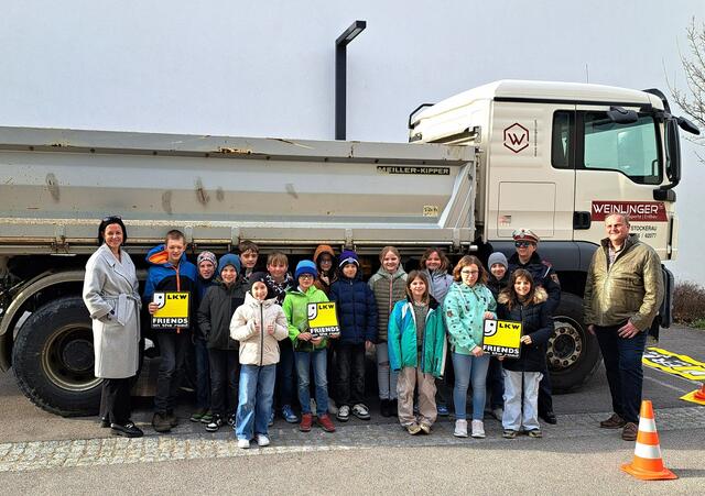 Lehrerin Sylvia Pronebner, Inspektorin Brigitte Bild und Karl Weinlinger mit Kindern der 4b. | Foto: Elke Winkler
