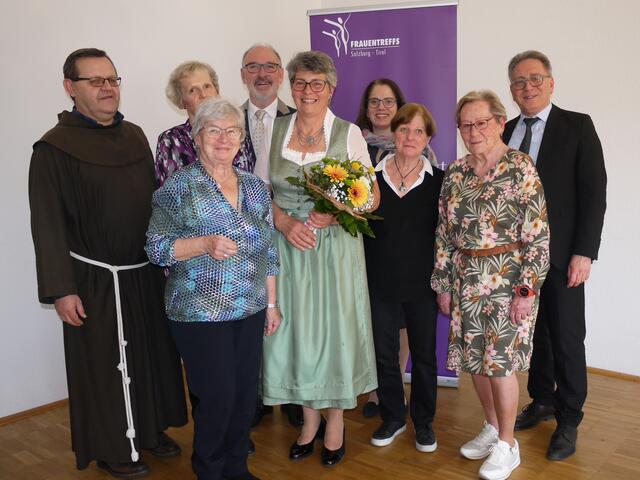Bild v.l. Pfarrer P. Marko Stjepanovic OFM, Magret Zass (Teammitglied), Annemarie Schober (Teammitglied), Direktor Andreas Gutenthaler, Claudia Acherer (Leiterin Frauentreff), Sabine Liesner MA (Tagungshaus Wörgl), Edith Maixner (Teammitglied), Christine Trainer (Teammitglied),  Bürgermeister Mag. Martin Krumschnabel. | Foto: Kath. Bildungswerk Salzburg