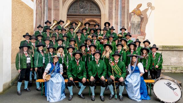 Die Farbe Grün dominiert bei der Marktmusikapelle  Stainz. Ganz in Blau sind die Marketenderinnen gekleidet. | Foto: Petru Rimovetz