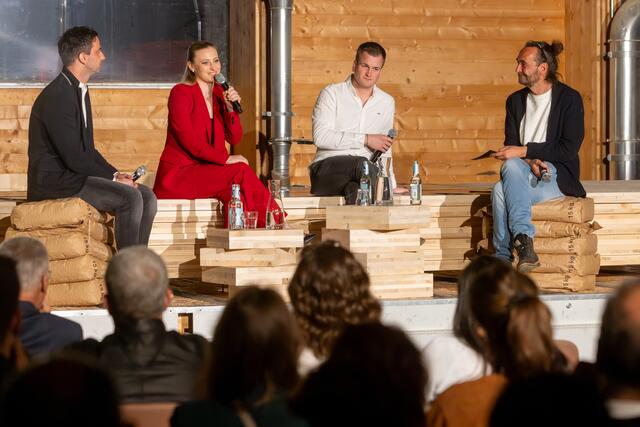 Auf dem Podium saßen unter anderem Gerhard Scherer, Teresa Schneider und Martin Köll (v.l.) mit Hannes Treichl (r.). | Foto: Sparkasse/Philipp Brunner