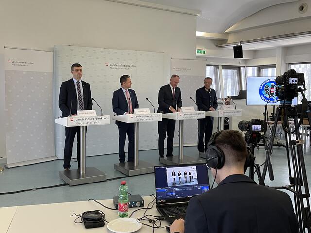 Lichtenegger, Pfandler, Karner und Popp bei der Pressekonferenz in St. Pölten. | Foto: Tanja Handlfinger