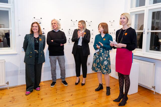 Erstmals gab es in der 44er Galerie in Leonding eine Preview: v.li.: Preview-Sponsorin Angelika Sery-Froschauer von SERY* Brand Communications, Künstler Gerhard Haderer, Bürgermeisterin Sabine Naderer-Jelinek, Kuratorin Jasmin Leonhartsberger , KUVA-Geschäftsführerin Simone Lindinger

 | Foto: Lukas Riegel