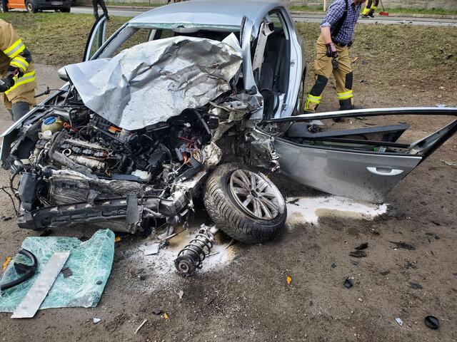 Erst am Einsatzort erfuhr die Freiwillige Feuerwehr, dass es sich um einen Frontalzusammenstoß zwischen einem PKW und einem LKW handelte und der Lenker des PKWs im Fahrzeug eingeklemmt war.  | Foto: Freiwillige Feuerwehr Taxenbach