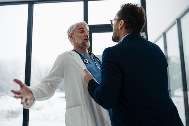 Aggressives Verhalten und Wutausbrüche seitens der Patienten oder der Angehörigen stehen häufig auf der Tagesordnung. (Symbolfoto)
 | Foto: stock.adobe/Halfpoint