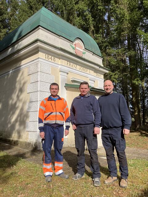 Die Wassermeister Christoph Hauer, Andreas Simon und Gerald Eschelmüller vor dem Rohwassertiefbehälter beim Wasserwerk Brunn. | Foto: Stadtgemeinde Waidhofen