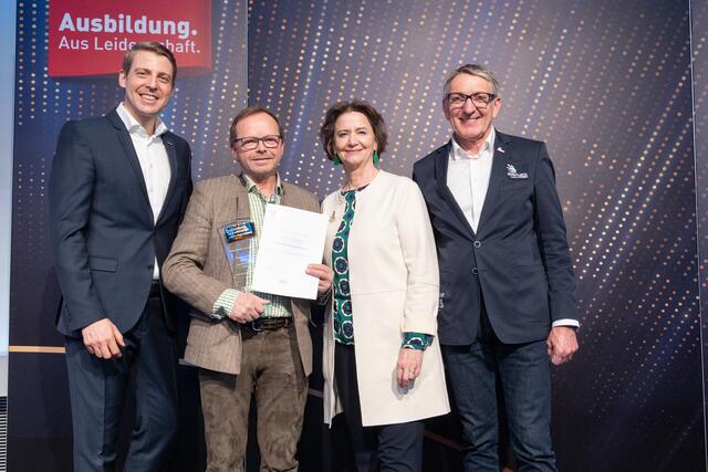WKÖ-Vizepräsident Philipp Gady, Herbert Hochenthanner, Renate Scheichelbauer-Schuster (WKÖ Bundesspartenobfrau Gewerbe und Handwerk), SkillsAustria-Präsident Josef Herk. | Foto: Weinwurm Fotografie